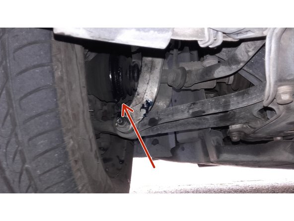 Dépose de la roue obligatoire pour accéder au moyeu.