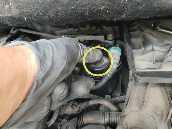 Remettre en place et verrouiller les durites.