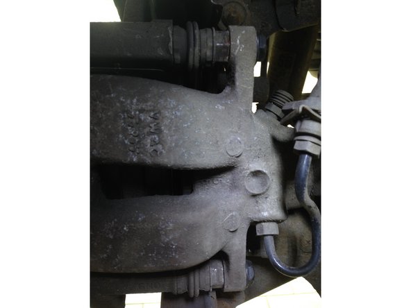 Visser les deux vis de 13