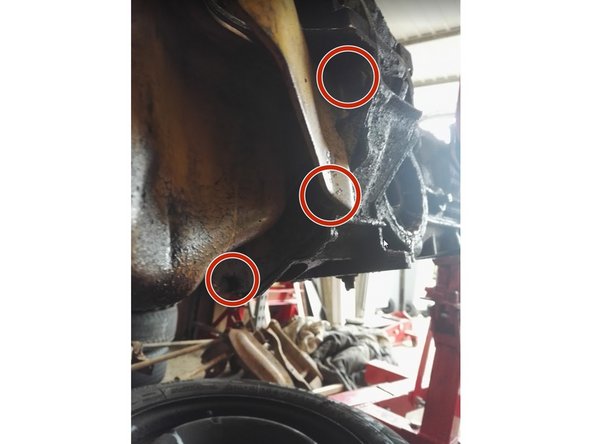 Dévisser les 5 vis de fixation de la plaque inférieure (2 de chaque côté + 1 au milieu)