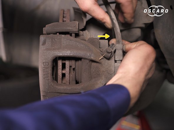 Retirer les deux capuchons présent sur les colonnettes de l'étrier