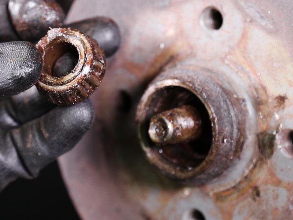 Sortez le roulement extérieur du tambour à l'aide d'un tournevis plat ou de la pince multiprise