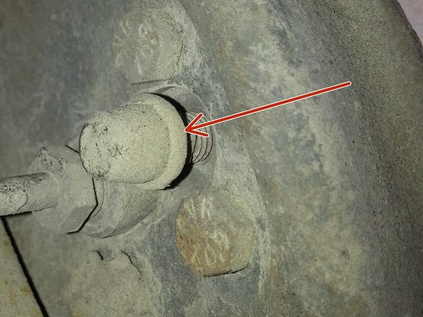 Retirer le bouchon de purge, et dévisser légèrement la purge avec une clé de 7mm (flèche rouge)