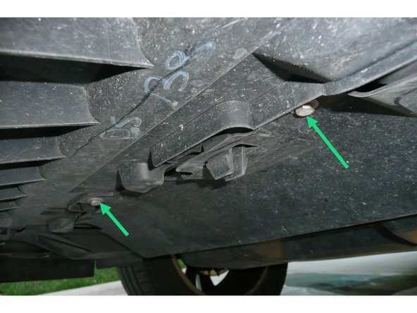 Retirer les 6 vis à tête hexagonale (Clé à pipe de 10) situées à la périphérie de la plaque