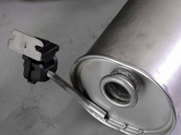 Positionner les nouvelles butées sur les tiges du nouveau silencieux