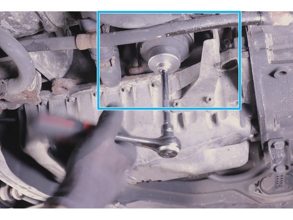 Desserrer le filtre à huile avec une douille de 36