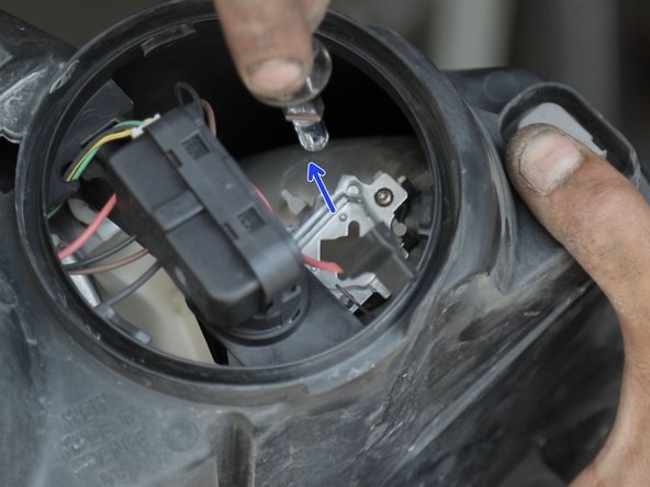 Retirer l'ampoule anti brouillard