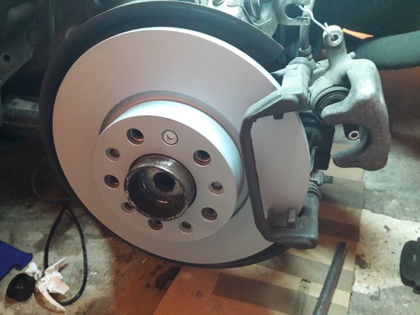 Vissez la vis maintenant le disque au moyeu. En principe des vis neuves sont fournies avec les disques