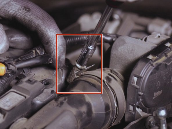 Retirer les 2 écrous du support du manchon d'admission