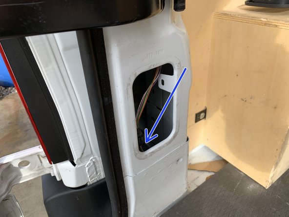 Positionner le faisceau dans la caisse et fixer le à l'aide du double face fourni