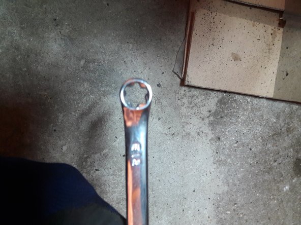 Un tube en guise de rallonge est indispensable pour avoir la force nécessaire au desserrage.