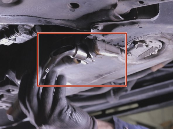 Revisser à la main le bouchon de carter puis serrer