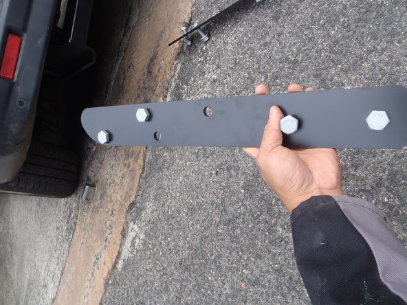 Repérer les trous de fixation donnés par la notice.