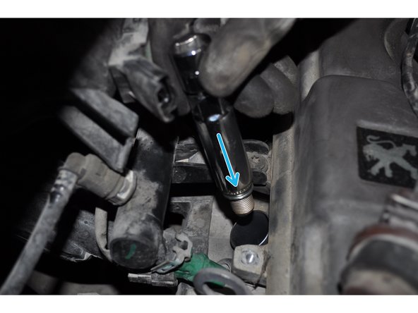 Placer l'ensemble bougie plus douille dans le puits avec la main.