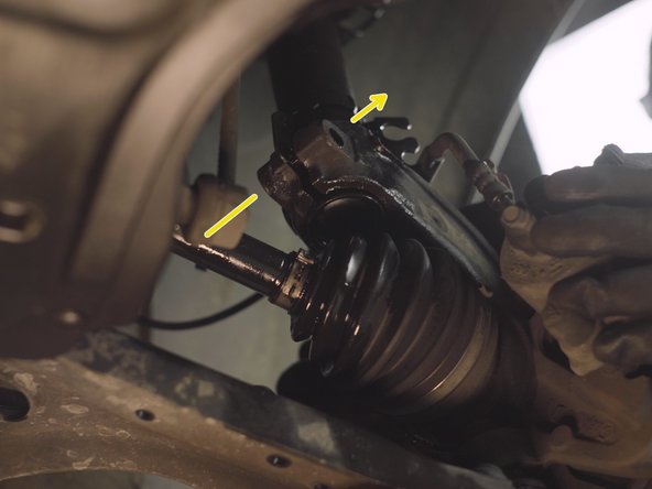 Une fois l'amortisseur bien placé, présenter la vis de support de l'amortisseur dans la fusée ainsi que son écrou