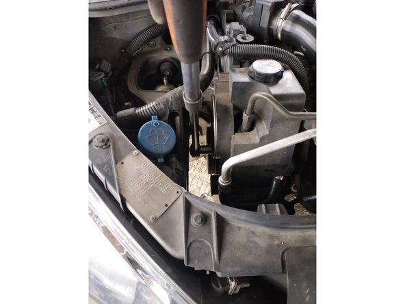 retirer la vis du haut à l'aide d'une clé de 16mm