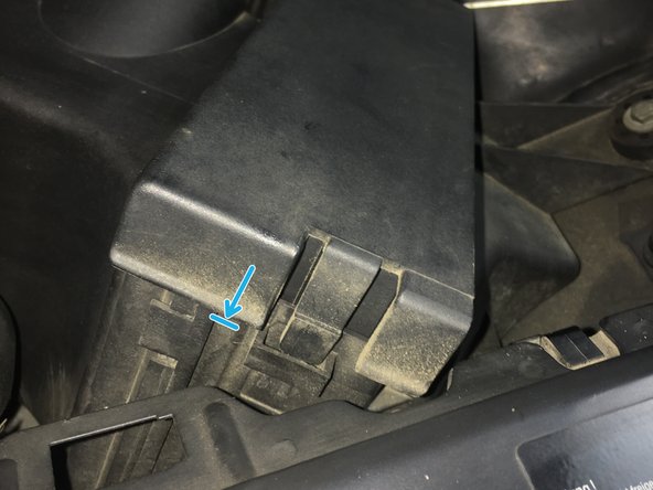 Pousser le tiroir au fond de la boite à air jusqu'à enclencher les deux agrafes