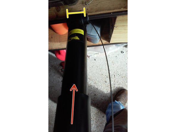 Mettre le pied d'amortisseur en butée contre l'établie par exemple, et comprimer le ce n'est pas dur.