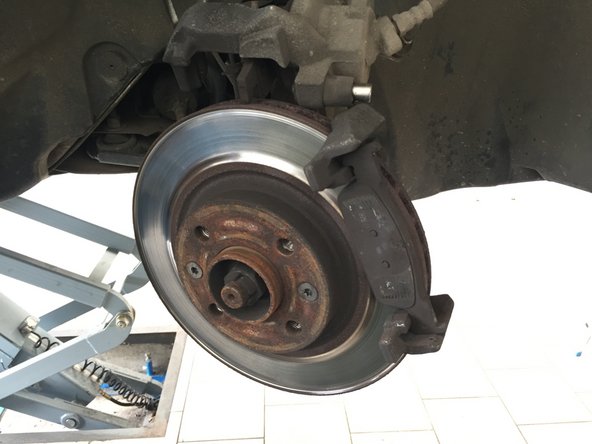 Faite attention au flexible de frein. Celui ci ne doit jamais être en contrainte