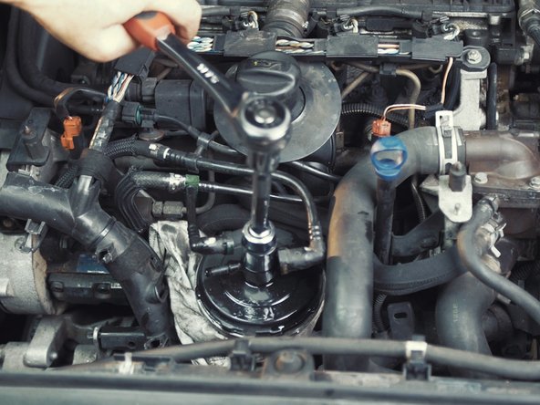 
With the help of a pawl, of a extension and a 22 socket, loosen the tank cover, gently about 1/4 turn
