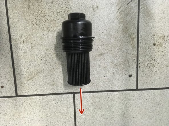Retirer la cartouche du filtre à huile en la tirant vers le bas