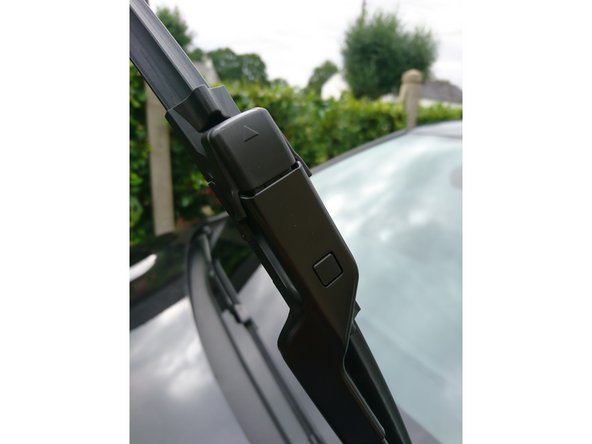 Tirer le balai vers le bas jusqu'à ce que l'encoche sorte de son emplacement.