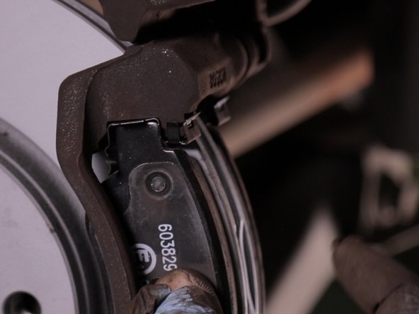 Replacez les nouvelles plaquettes dans les accroches