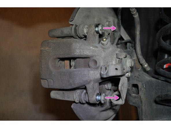 Retirer les deux vis en soutenant l'étrier.