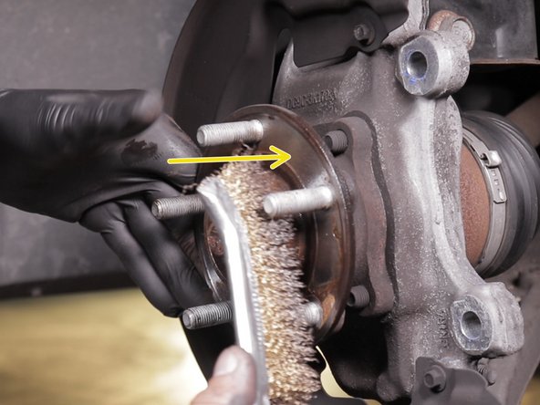 Appliquer du nettoyant frein sur le moyeu et brosser à l'aide d'une brosse métallique