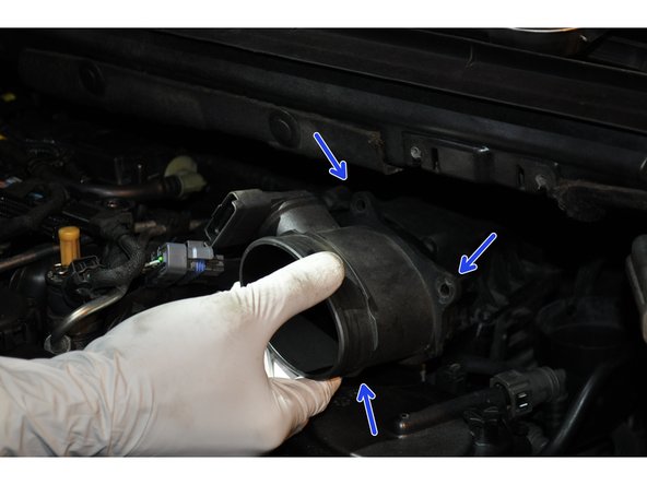 Déposer les trois vis de 8 mm du débitmètre d'air d'admission, 2 au dessus et 1 en dessous.