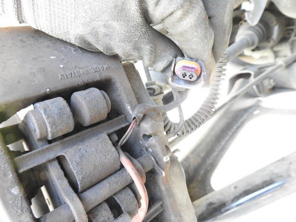 Une fois la roue enlevée et la voiture sécurisée, on commence par débrancher la prise du contacteur de témoin d’usure des plaquettes, dans mon cas il a cassé mais je m’y attendais un peu, le plastique ne vieillit jamais bien sous une voiture…