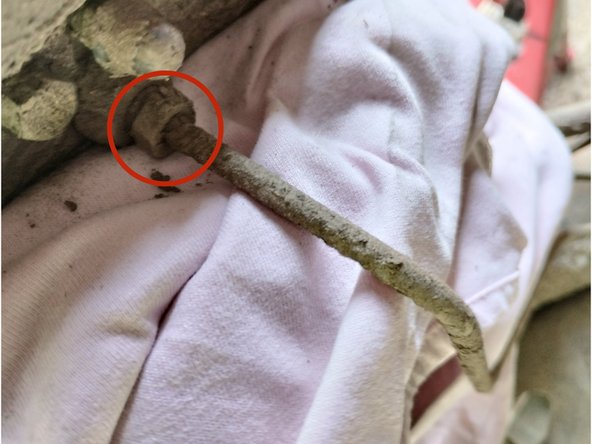 Dévisser la canalisation à l'aide d'une clé de 10 et mettre un chiffon pour éviter que le liquide de frein ne corrode l'environnement