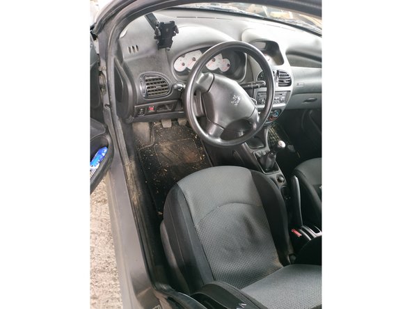 mettre le frein à main (on travaille sur sol plat évidemment)