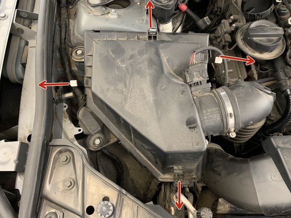 Ouvrir la boite à air en dé-clipsant les 4 clips