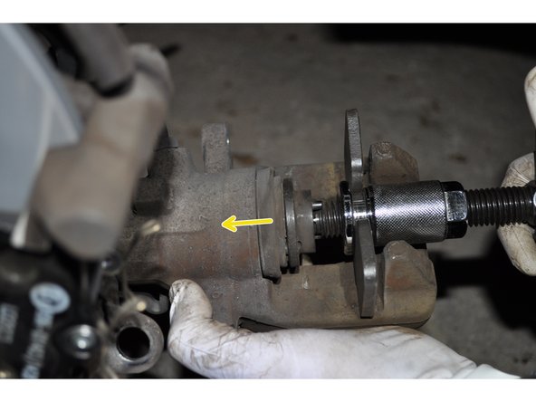 Ouvrez le bouchon du réservoir de liquide de frein