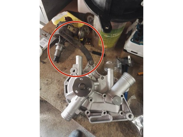 Récupérez la pate de fixation de l'alternateur et la monter sur la nouvelle pompe (Ne pas la serrer complètement)