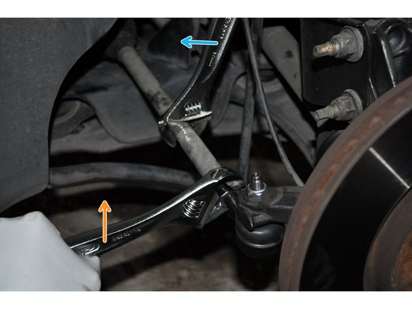 Mettre en place l'axe de la rotule dans le porte moyeu