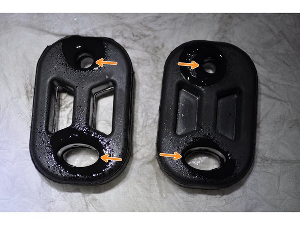 Appliquer de la graisse au silicone sur les nouveaux silentblocs.