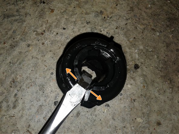 Utiliser un tournevis plat pour écarter la fente du nouveau silentbloc et le lubrifier avec de la graisse au silicone.