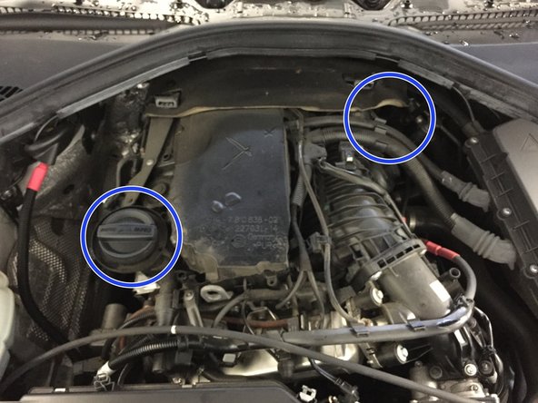 Ouvrir le capot et retirer le cache moteur en le tirant vers le haut