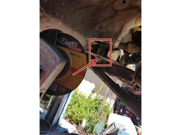 Réussir à passer une clé pour bloquer l'écrou qui est dans la carrosserie