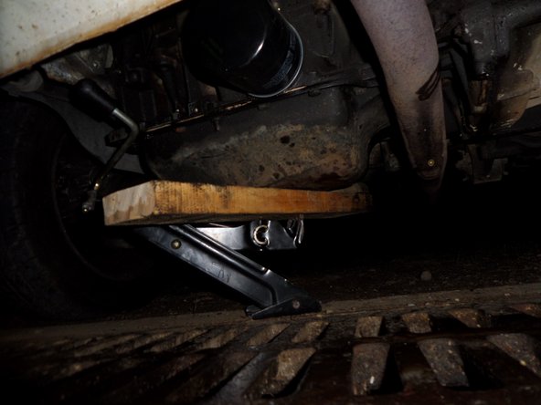 soulager le moteur à l'aide d'un cric,