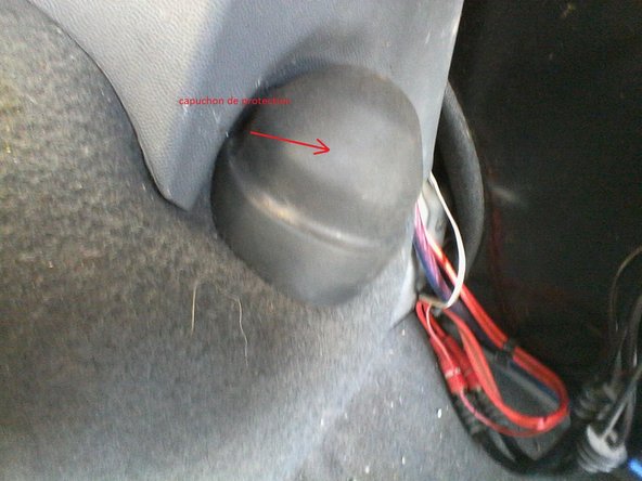 Déposer le capuchon de protection accessible dans le coffre