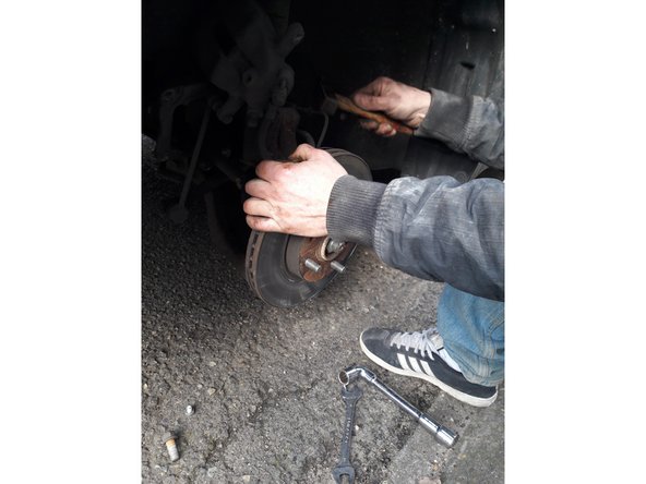 Par la suite, enlever le disque en tapant dessus et derrière avec un marteau .