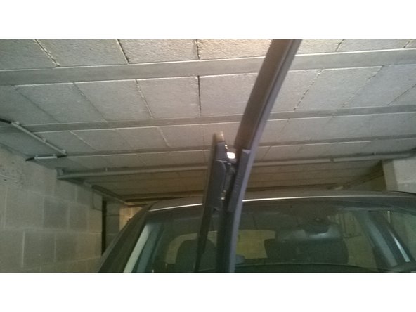 Rabattre le bras sur le pare brise