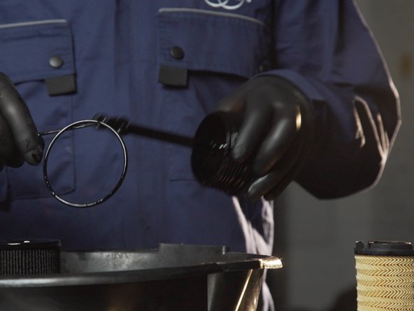 Retirer l'ancien joins de la cloche à l'aide d'un petit tournevis plat