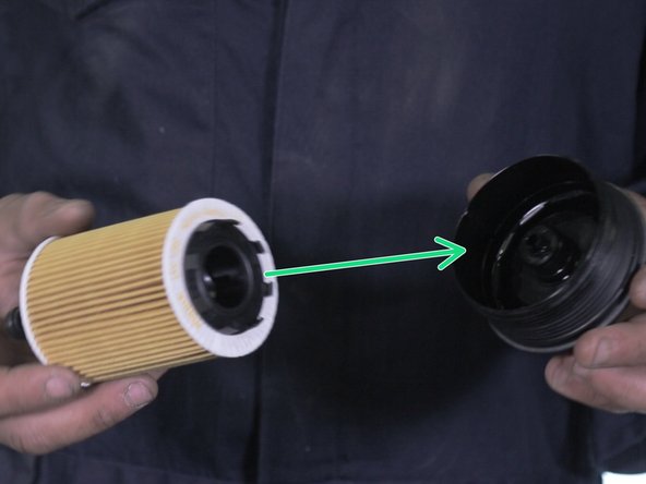 Insérer le nouveau filtre à huile dans la cloche