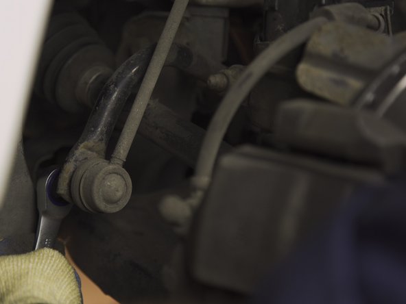 Desserrer l'écrou jusqu'à ce que la rotule tourne avec l'écrou