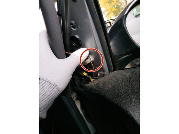 passer le fil du haut-parleur dans le passe-fil blanc