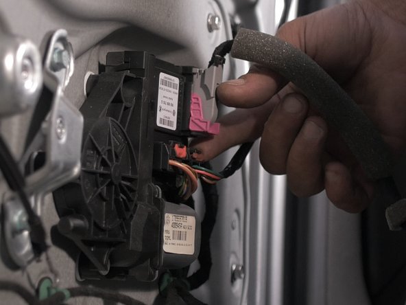 Rapprocher le panneau de porte et replacer le connecteur des commandes de lèves vitres